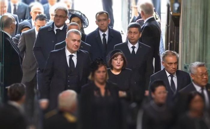 Sahibə Qafarova kraliçanın vida mərasimində -    FOTO   