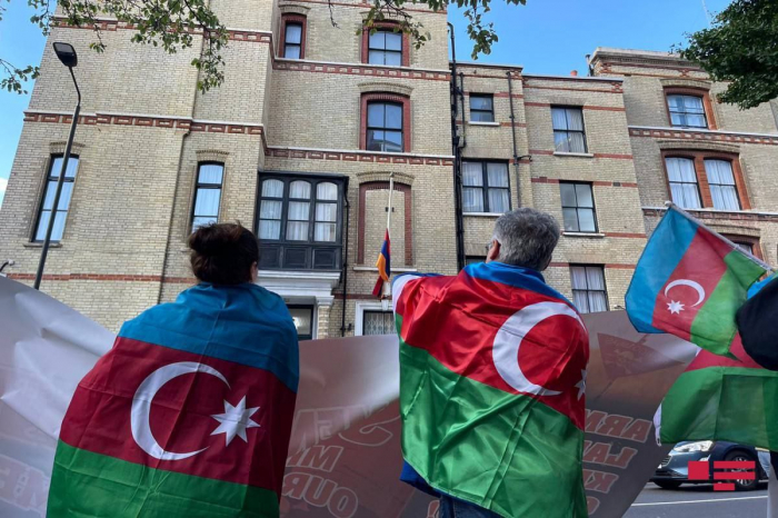  Los azerbaiyanos que viven en Londres realizan una protesta pacífica frente a la embajada de Armenia 