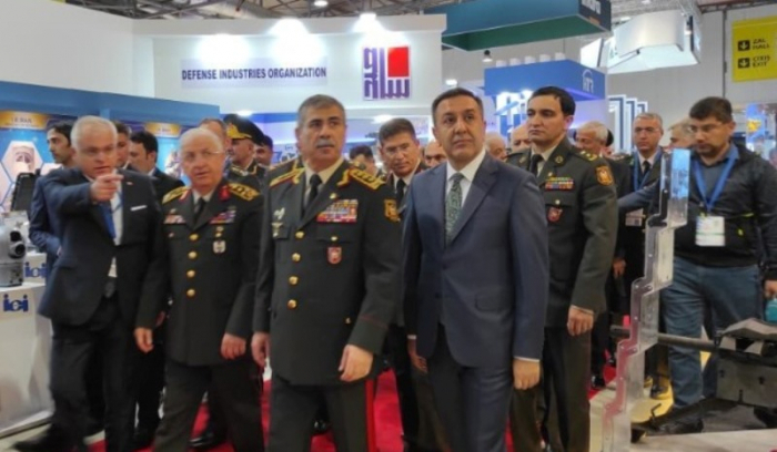   El ministro de Defensa de Azerbaiyán y el jefe de Estado Mayor de Türkiye asisten a la Exposición ADEX  