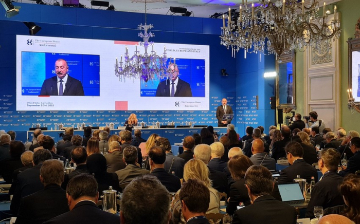   Ilham Aliyev spricht auf einem Forum in Italien  