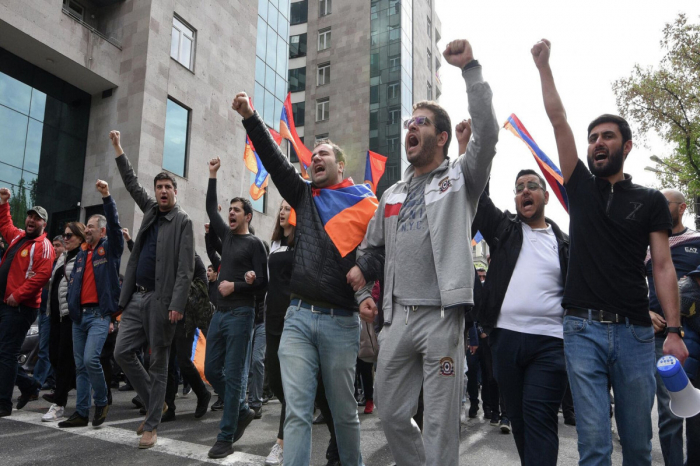   Se realizan protestas en Ereván después del discurso de Pashinián  