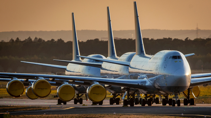    İldə 280 min avro alan pilotlar tətil edir:    800 uçuş ləğv edildi      