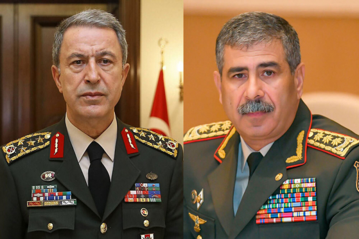  Ministros de Defensa de Azerbaiyán y Turquía mantienen conversación telefónica 