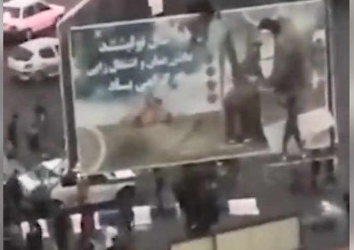    İranda etirazçılar Xameneyin şəklini cırdı -    VİDEO       