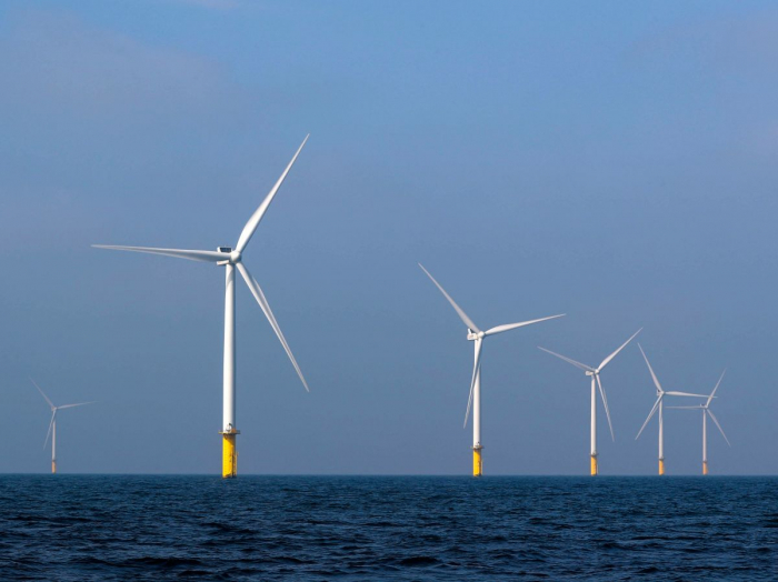 Le président français inaugure le premier parc éolien en mer