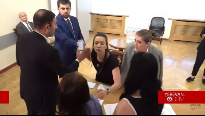    Deputat erməni jurnalisti vurmaq istədi -    VİDEO      