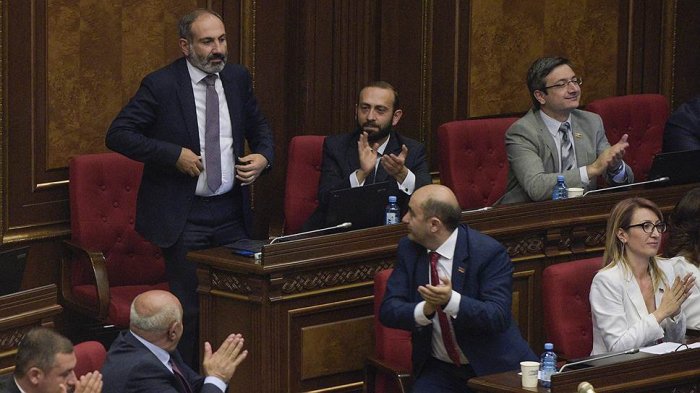    Paşinyan deputatlara tezliklə sülh sazişi imzalayacağını dedi   