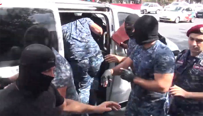       İrəvanda aksiya:    Qara maskalılar etirazçıları həbs edir -    VİDEO      