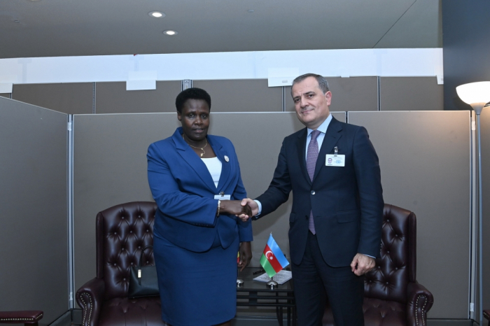 El ministro de Asuntos Exteriores de Azerbaiyán se reúne con la vicepresidenta de Uganda