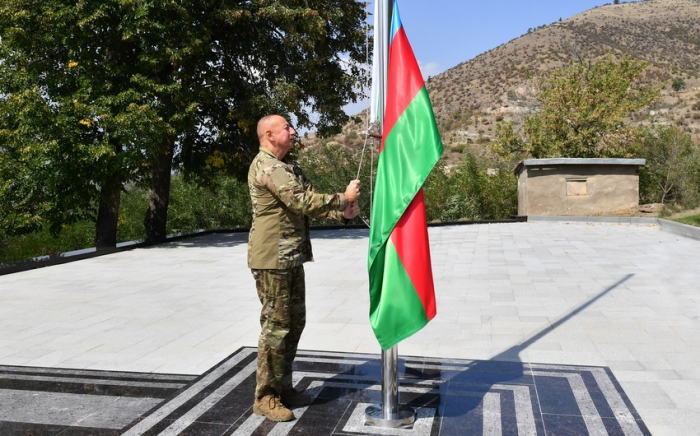   Ilham Aliyev izó la bandera de Azerbaiyán en Lachin  