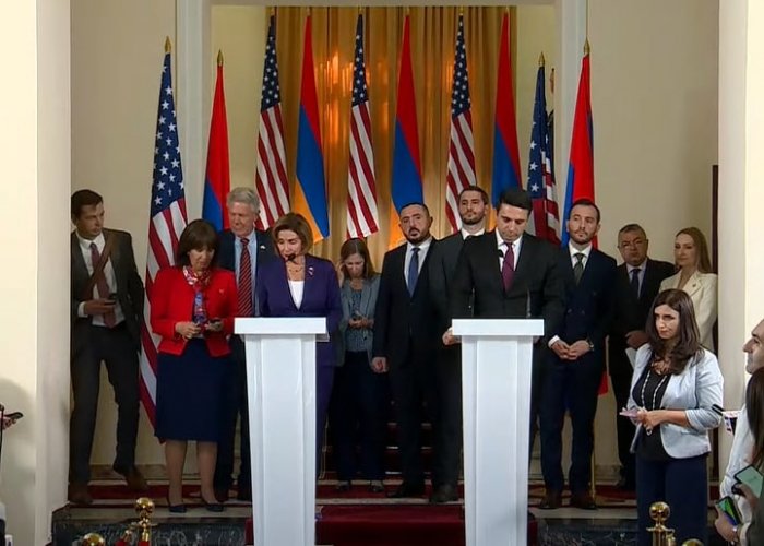       Pelosi Ermənistana "yiyə durub", Azərbaycana diş qıcadı      