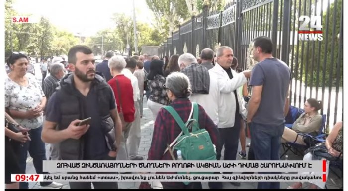   Erməni əsgər valideynləri parlamentdə etiraz aksiyası keçirirlər -    CANLI      