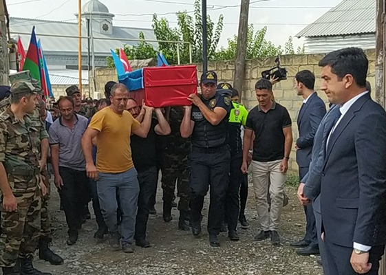    Şəki şəhidi ilə vidalaşır -    FOTO      