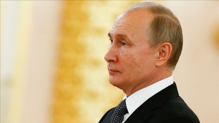 Le président russe interdit aux "pays hostiles" d