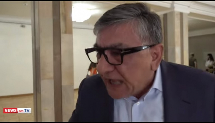    Sukiasyan Paşinyana görə jurnalistin üstünə qışqırdı -    VİDEO      