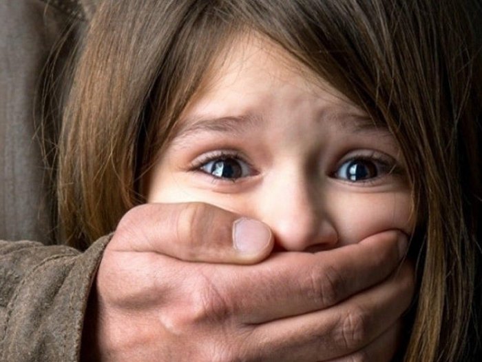       11 yaşlı qızı xəndəkdə boğdular:    Oğlanla danışırdı    