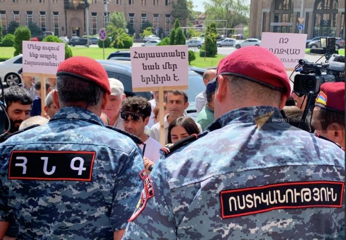    İrəvanda etirazçılar yolu bağlayıblar   