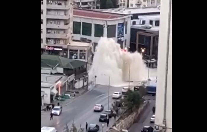 Yasamalda su borusu partlayıb, ətrafı su basıb - VİDEO Yasamalda su borusu partlayıb, ətrafı su basıb - VİDEO