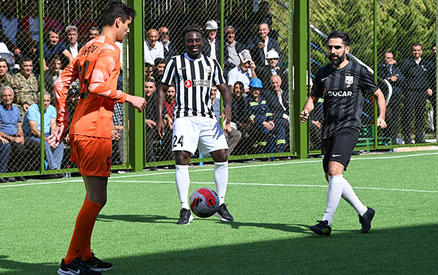    SOCAR-ın prezidenti futbol oynadı -    FOTOLAR      
