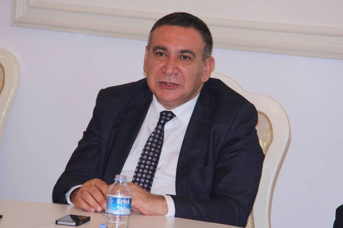 "Siz ömrünüzü dinginş şoulara sərf edəndə Anar sakitcə..." "Siz ömrünüzü dinginş şoulara sərf edəndə Anar sakitcə..."