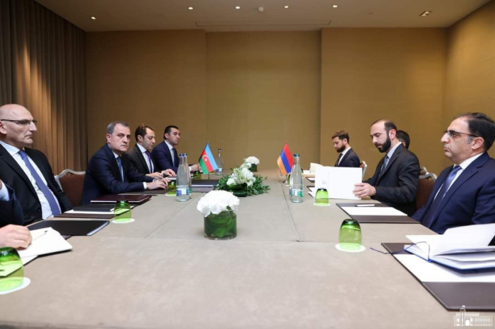   Se mantuvo una reunión entre Jeyhun Bayramov y Mirzoián  
