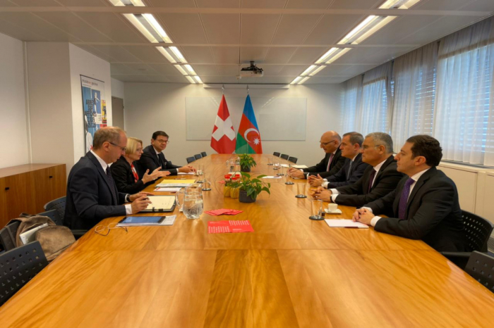 El ministro de Relaciones Exteriores de Azerbaiyán se reúne con su par de Suiza