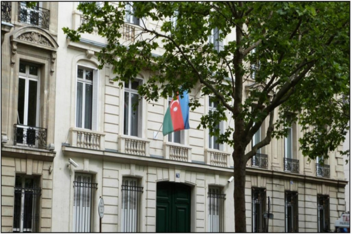  Armenios radicales arrojaron pintura de colores contra el edificio de la Embajada de Azerbaiyán en Francia 