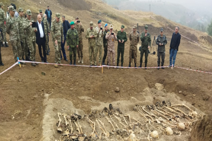   Agregados militares acreditados en Azerbaiyán visitan la fosa común encontrada en la aldea de Edilli  