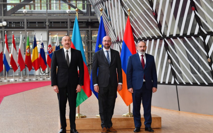   Nächsten Monat findet in Brüssel ein dreigliedriges Treffen der Staats- und Regierungschefs von Aserbaidschan, Armenien und des EU-Rates statt  