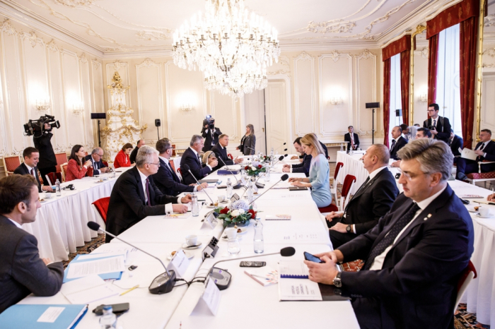  Une table ronde intitulée « La paix et la sécurité sur le continent européen » organisée à Prague 