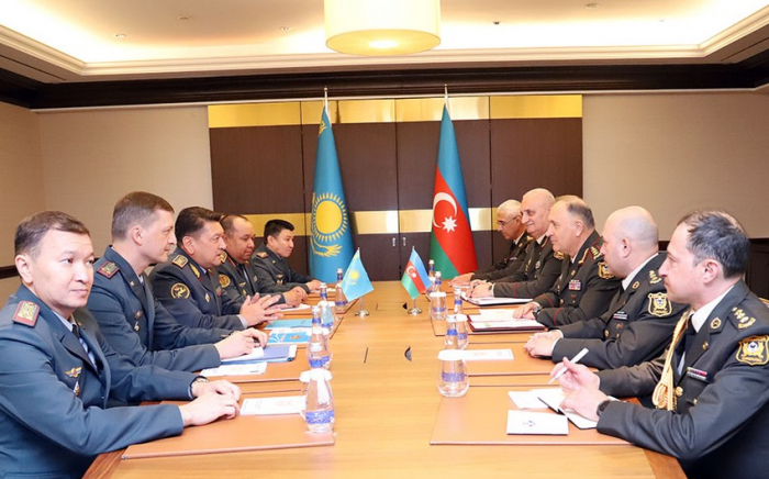  Chef des Generalstabs der aserbaidschanischen Armee traf sich mit seinem kasachischen Amtskollegen 