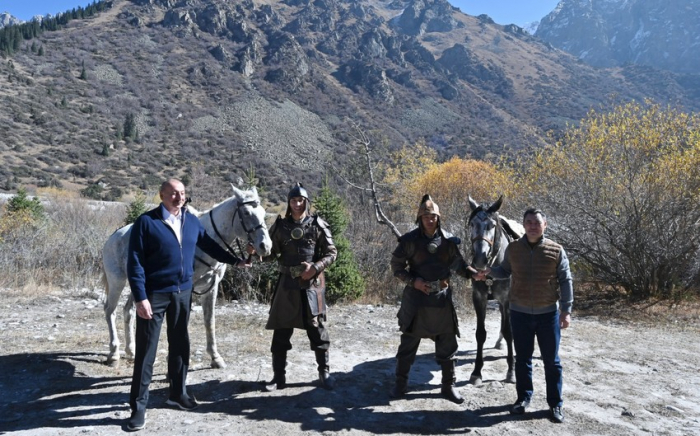  Ilham Aliyev und Sadır Japarov nahmen an einem Kulturprogramm im staatlichen Naturpark „Ala-Archa“ teil 