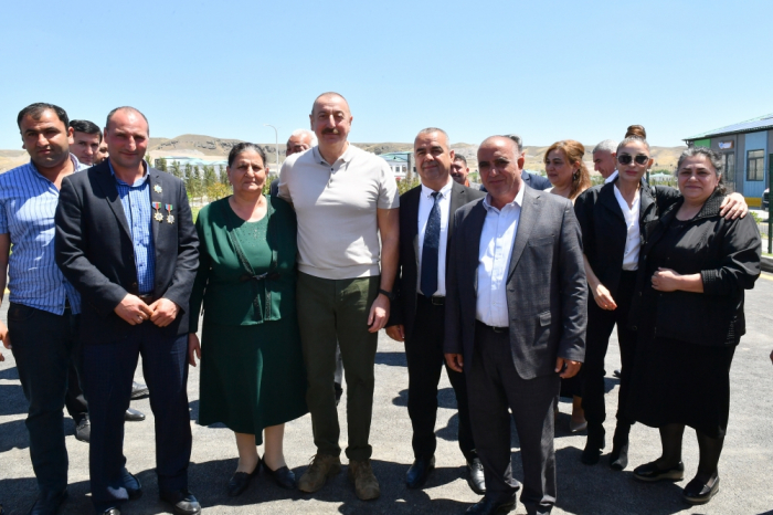   Präsident Ilham Aliyev und First Lady Mehriban Aliyeva treffen sich mit Bewohnern des Dorfes Aghali  