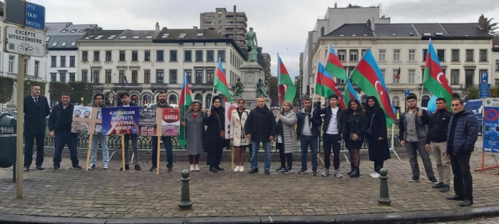   Vertreter der aserbaidschanischen Diaspora veranstalten eine Protestkundgebung  