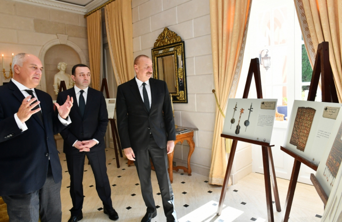  Präsident Ilham Aliyev und georgischer Premierminister sehen sich die Ausstellung „Erbe des Karabach-Khanats“ an 