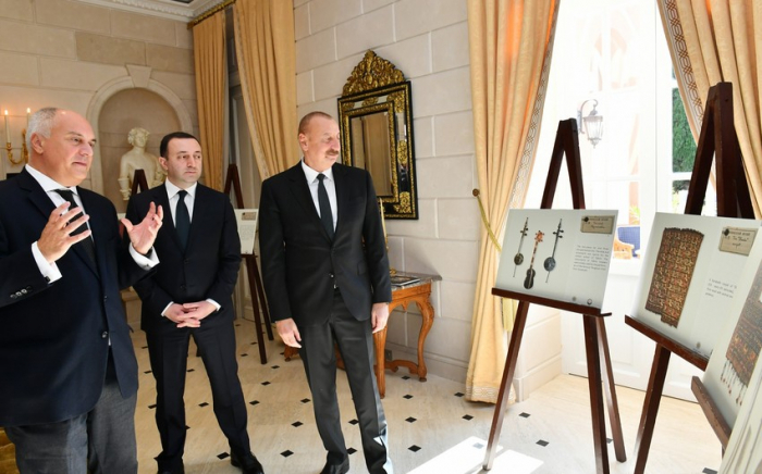  Presidente de Azerbaiyán y primer ministro de Georgia se familiarizan con la exposición "Patrimonio del kanato de Karabaj" 