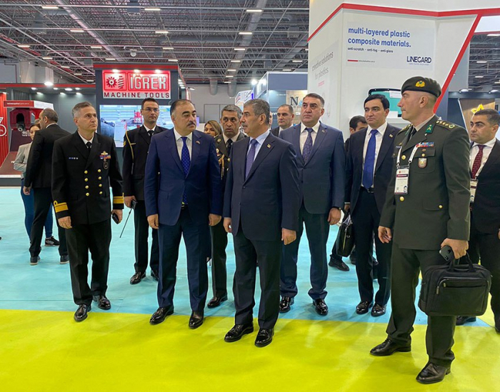  Le ministre azerbaïdjanais de la Défense assiste à la cérémonie d