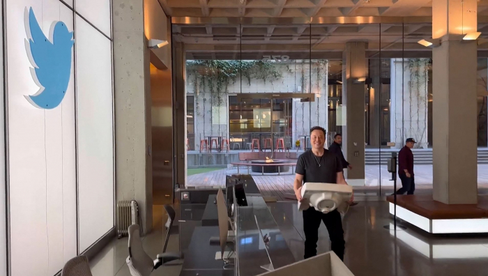 Elon Musk carries sink to Twitter HQ as takeover deadline looms 