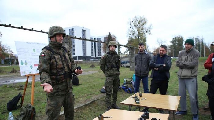  Polen bietet Bürgern kostenlose Militärschulung 