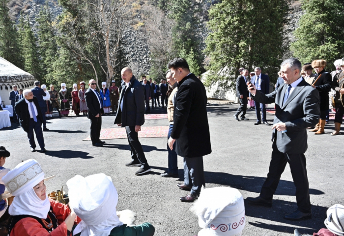   Presidente Aliyev asiste al programa cultural celebrado en el Parque Nacional Ala-Archa en Bishkek  