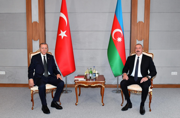  Los presidentes de Azerbaiyán y Türkiye se reúnen cara a cara en Jabrayil 