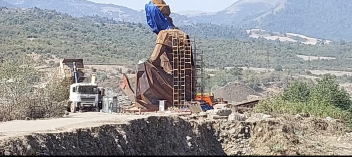       Azərbaycanda heykəl müəmması:    Vaqif, yoxsa Nəsimi?   