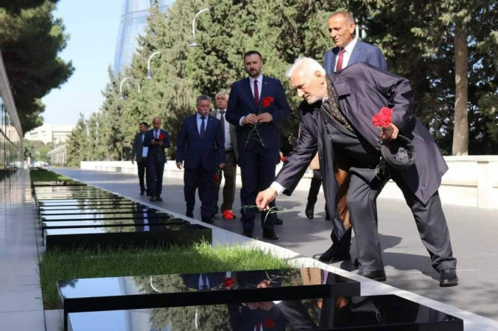 AK Parti təmsilçiləri Şəhidlər xiyabanını ziyarət ediblər  
