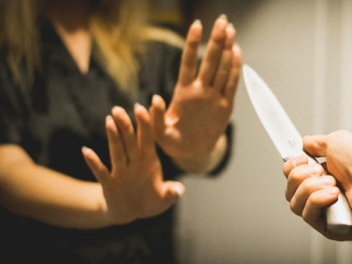    Kişi həyat yoldaşını qısqandığı üçün bıçaqladı      
