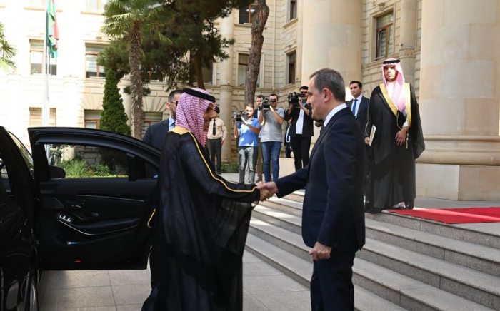   El ministro de Relaciones Exteriores de Azerbaiyán se reúne con su homólogo de Arabia Saudita  