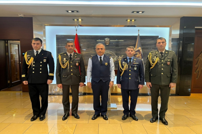  Azerbaiyán y Türkiye discuten la cooperación militar 