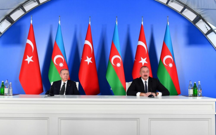  Ilham Aliyev y Erdogan hacen declaraciones a la prensa - Video