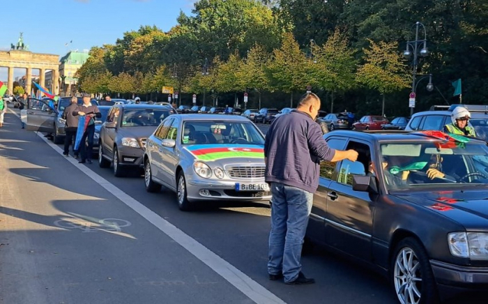  Aus Protest gegen die Kriegsverbrechen Armeniens fand in Berlin eine Autokolonne statt  - FOTOS    