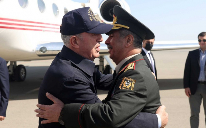   El Ministro de Defensa Nacional de Türkiye llega a Azerbaiyán  