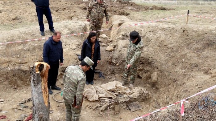   El fiscal militar inspecciona las fosas comunes encontradas en los territorios liberados  